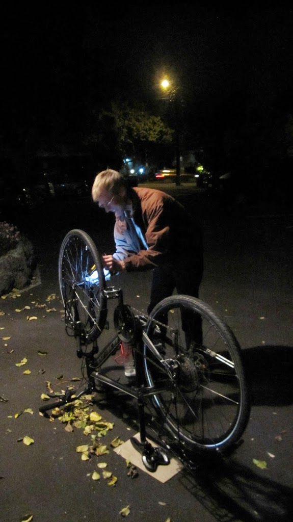 Cyklingen har börjat med varmhjärtade människor och branta backar vid fårhagar och palmer